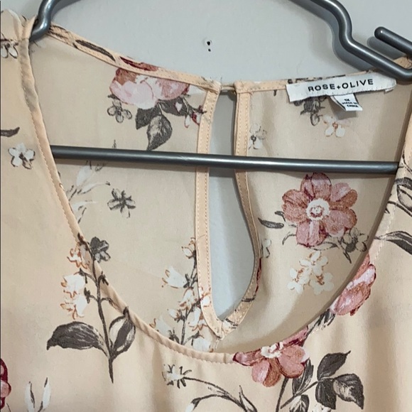 Rose and Olive floral accent sleeve blouse - Picture 3 of 3